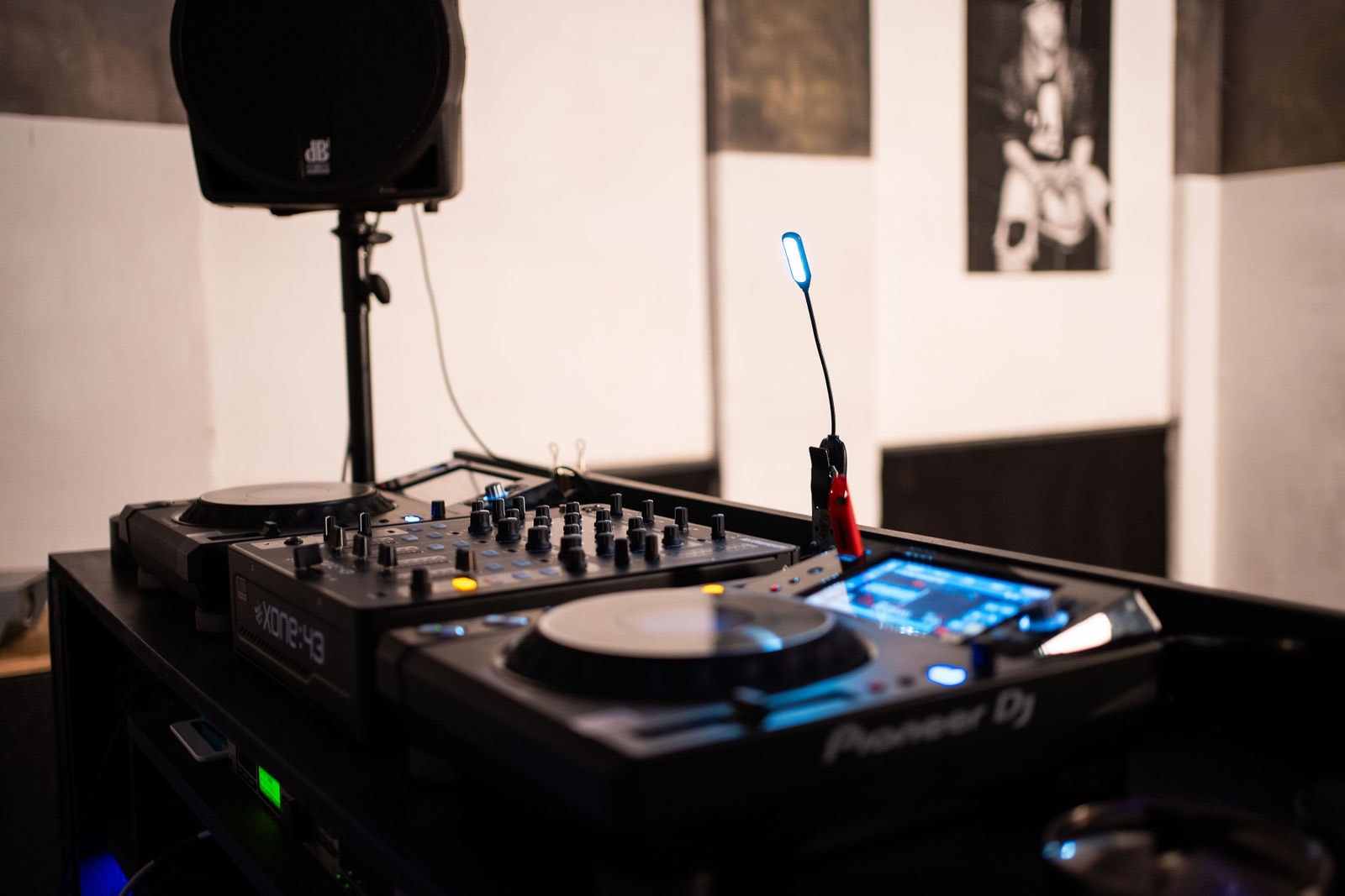 Nahaufnahme eines Pioneer-Plattenspielers am DJ-Pult