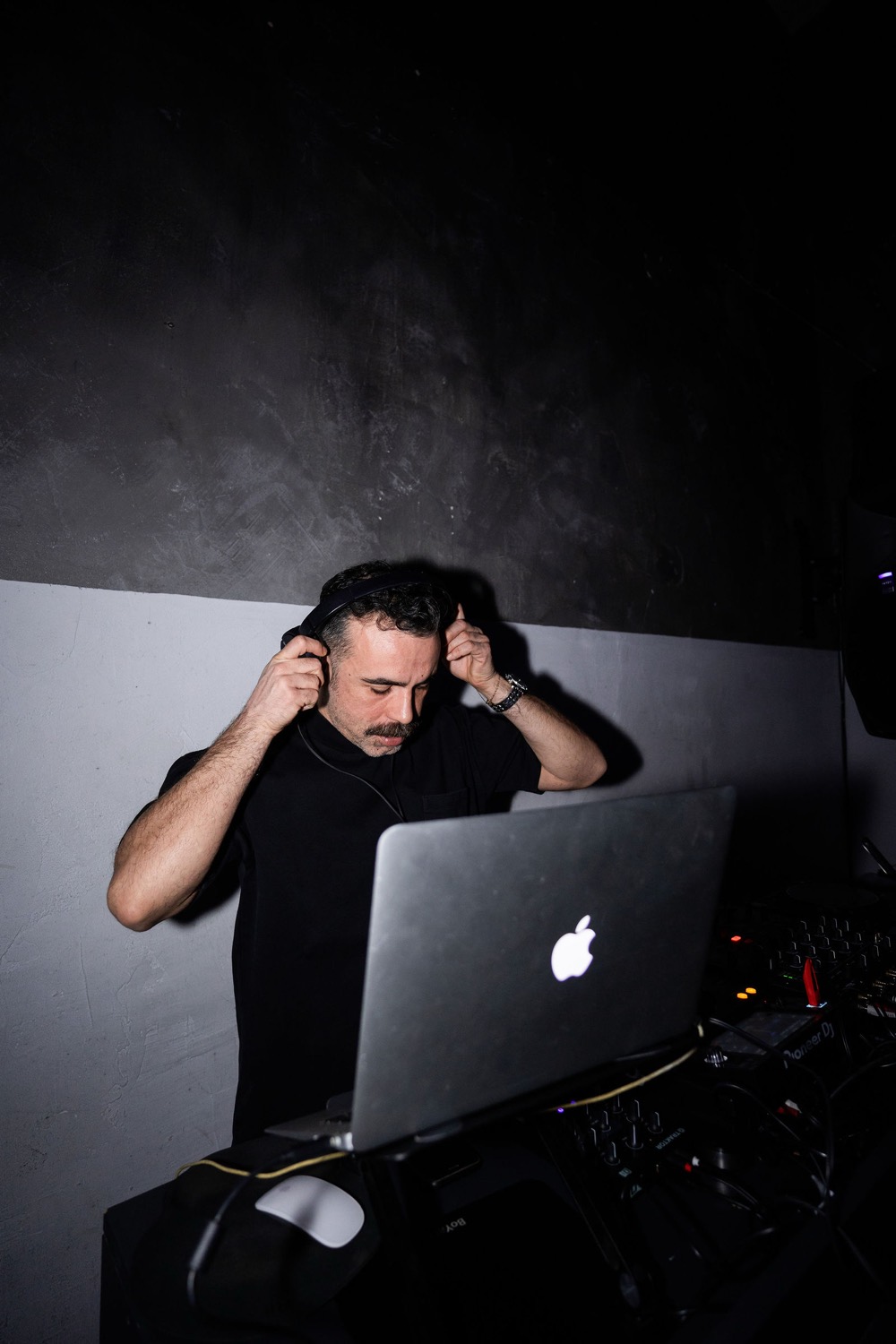DJ mit Kopfhörern am Pult